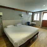 Beaune Hotel מלון