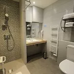 Beaune Hotel מלון