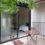 Beaune Hotel מלון